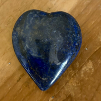 Lapis lazuli: de steen van waarheid, wijsheid en diepe communicatie